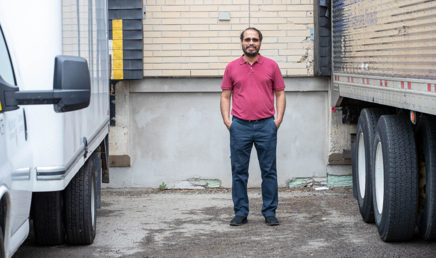 Elkafi hassini standing between trucks