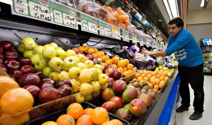 Canadian grocery-store workers earn low wages compared to their counterparts in Sweden. Why? (The Canadian Press/Jacques Boissinot) middle class worker